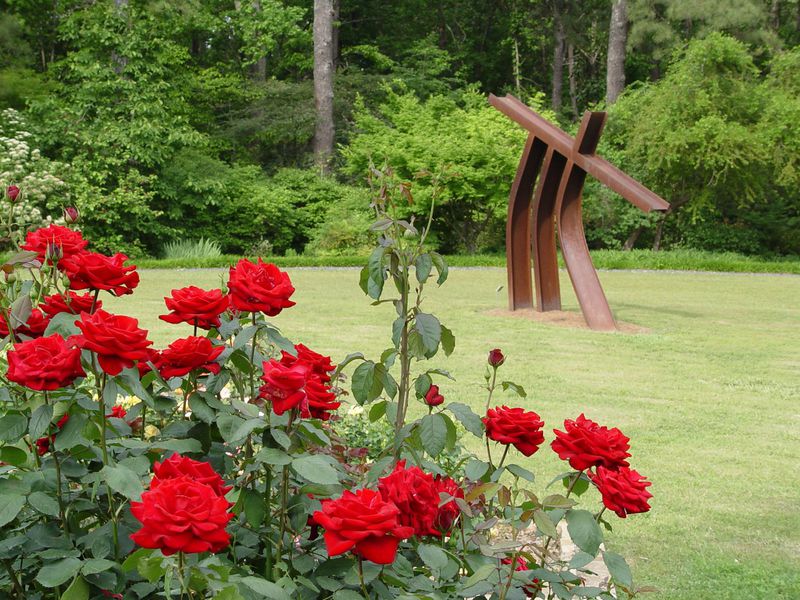 Flowers and fine sculpture “grow” side by side throughout the Smith-Gilbert Gardens in Kennesaw. Courtesy of Smith-Gilbert Gardens