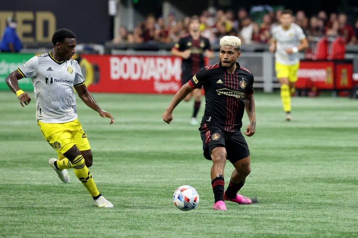 Atlanta United forward Josef Martinez (7) passes to a teammate during the second half. JASON GETZ FOR THE ATLANTA JOURNAL-CONSTITUTION