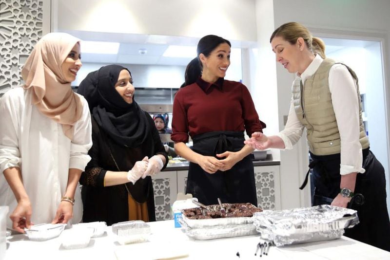 LONDON, ENGLAND - NOVEMBER 21: Meghan, Duchess of Sussex, chef Clare Smyth (R) and kitchen co-ordinator Zaheera Sufyaan (2L) as she visits the Hubb Community Kitchen to see how funds raised by the 'Together: Our Community' Cookbook are making a difference at Al Manaar, North Kensington on November 21, 2018 in London, England. (Photo by Chris Jackson/Getty Images)
