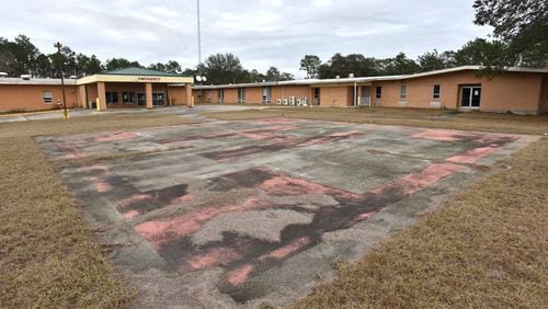 A helipad is shown outside vacant Charlton Memorial Hospital in Folkston. The Georgia Senate passed a bill Thursday with the aim of turning closed hospitals into micro-hospitals that could, among other things, provide round-the-clock emergency services. HYOSUB SHIN / HSHIN@AJC.COM