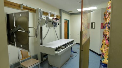 The x-ray room at the medical section of the Fulton County Jail. HYOSUB SHIN / HSHIN@AJC.COM AJC File Photo