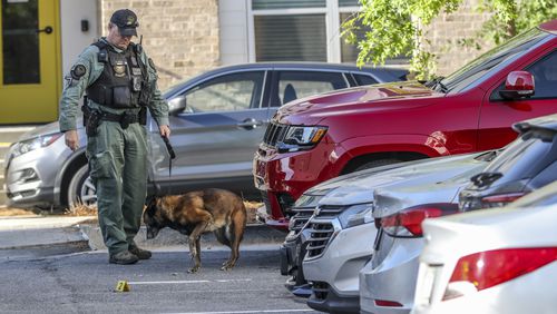 May 10, 2022 Atlanta: An Atlanta police K-9 unit works the scene at the Skylark apartment complex on Boulevard after a shooting and car break-ins. Investigators are working to learn what happened before a gunshot victim ended up dead Tuesday morning, May 10, 2022 at a southeast Atlanta apartment complex.  (John Spink / John.Spink@ajc.com)