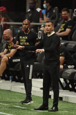 Sept. 19, 2020 - Atlanta, Ga: Atlanta United interim coach Stephen Glass, right, talks with players in the first half against Miami at Mercedes-Benz Stadium Saturday, September 19, 2020 in Atlanta. Atlanta United lost 2-1. JASON GETZ FOR THE ATLANTA JOURNAL-CONSTITUTION