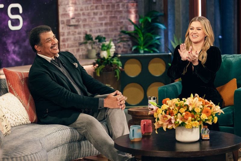 THE KELLY CLARKSON SHOW -- Episode 7I024 -- Pictured: (l-r) Neil deGrasse Tyson, Kelly Clarkson -- (Photo by: Weiss Eubanks/NBCUniversal)