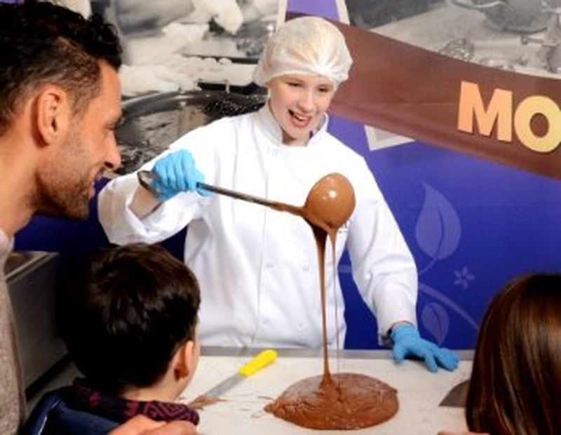 One of the attractions at the British Cadbury World is demonstrations by chocolate makers. 