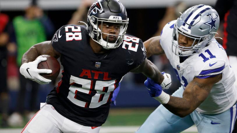 Former Falcons running back Mike Davis (left) rushed for 503 yards on 138 carries and had three touchdowns last season. He also caught 44 of 58 targets out of the backfield for 259 yards and one touchdown. (AP Photo/Ron Jenkins)