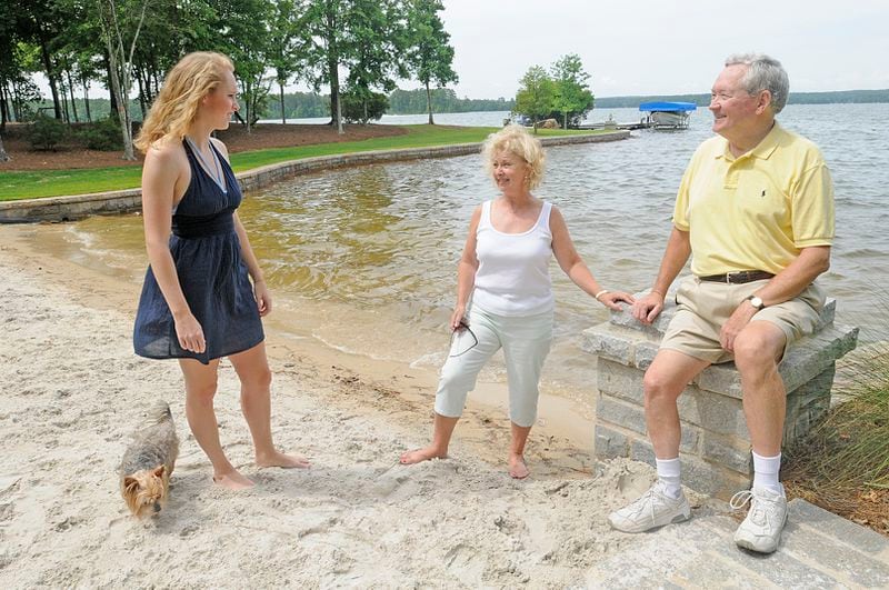 In this 2008 file photo, Glenna and Hugh Carter are seen with their daughter Kathleen at their home on Lake Oconee. Hugh Carter died Sunday at age 80. (Christopher Oquendo / Special to the AJC)