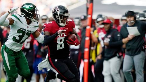 Falcons tight end Kyle Pitts (8) evades a tackle from New York Jets cornerback Bryce Hall (37) Sunday, Oct. 10, 2021, at Tottenham Hotspur Stadium in London. (Steve Luciano/AP)