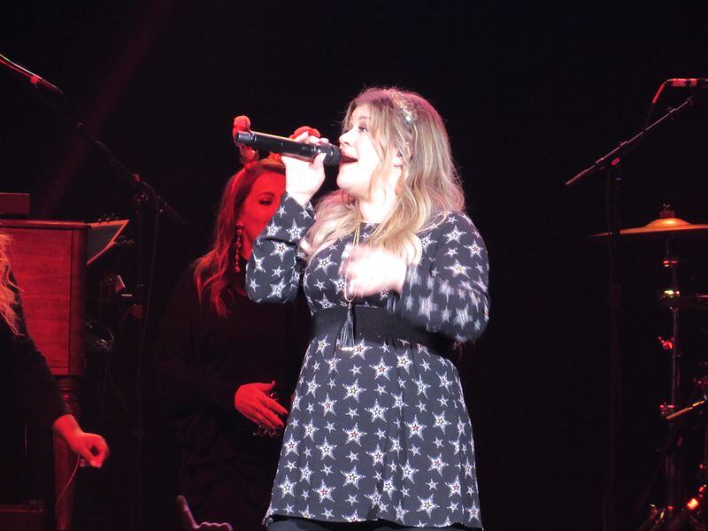  Kelly Clarkson did an abbreviated 14-song set for the Star 94.1 Christmas concert at the new Coca-Cola Roxy December 12, 2017. CREDIT: Rodney Ho/rho@ajc.com