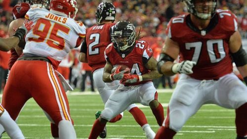 Falcons running back Devonta Freeman carries a ball against the Kansas City Chiefs in the first half at the Georgia Dome on Saturday, December 3, 2016. HYOSUB SHIN / HSHIN@AJC.COM