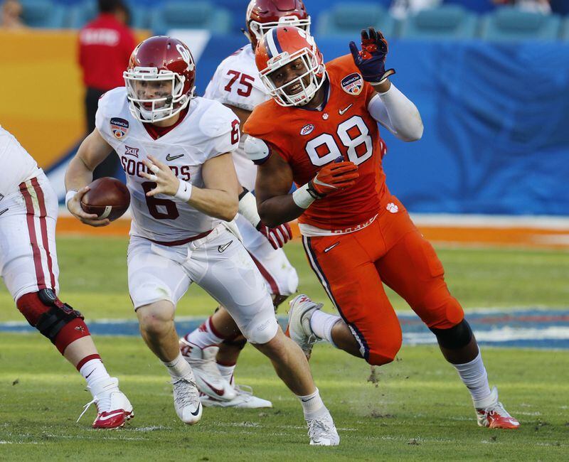 Oklahoma quarterback Baker Mayfield (6) carries the ball as Clemson defensive end Kevin Dodd (98) pursues, during the first half of the Orange Bowl NCAA college football semifinal playoff game, Thursday, Dec. 31, 2015, in Miami Gardens, Fla. (AP Photo/Joe Skipper)
