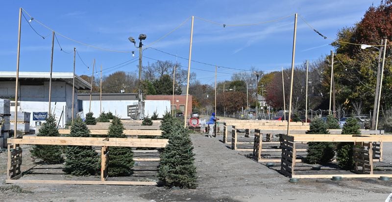 Photo shows nearly empty Christmas trees lot at Cummin Landscape Supply on Memorial Drive SE in Atlanta on Thursday, December 2, 2021. (Hyosub Shin / Hyosub.Shin@ajc.com)