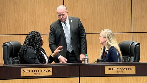 Cobb County Board of Education members Nichelle Davis (left) and Becky Sayler talk to Superintendent Chris Ragsdale at a meeting in January 2023. (Cassidy Alexander/cassidy.alexander@ajc.com)