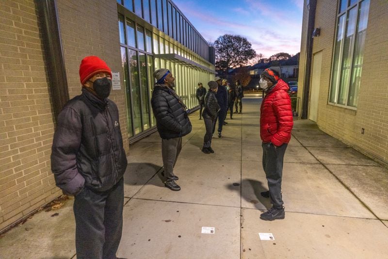 People wait in line to vote outside the Metropolitan Library during the first day of advanced in-person voting in  Atlanta Saturday, Nov.  26, 2022.  (Steve Schaefer/steve.schaefer@ajc.com)