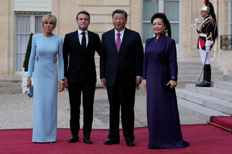 French President Emmanuel Macron and his wife Brigitte Macron pose with China's. President Xi Jinping and his wife Peng Liyuan before a state diner at the Elysee Palace, Monday, May 6, 2024 in Paris. (AP Photo/Thibault Camus)