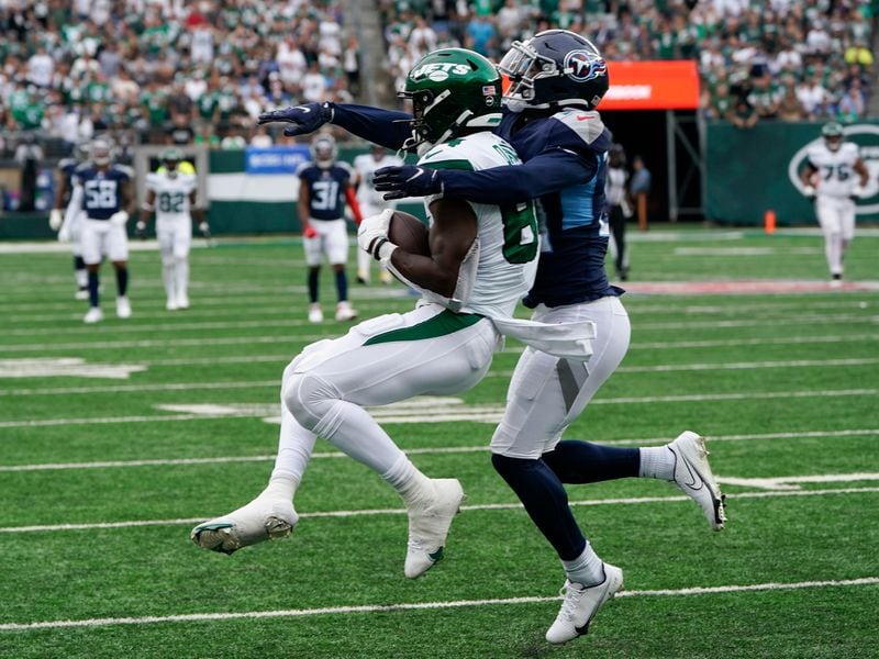 New York Jets wide receiver Corey Davis, center, makes a touchdown catch against Tennessee Titans cornerback Breon Borders (right) during the second half Sunday, Oct. 3, 2021, in East Rutherford, N.J. (Seth Wenig/AP)