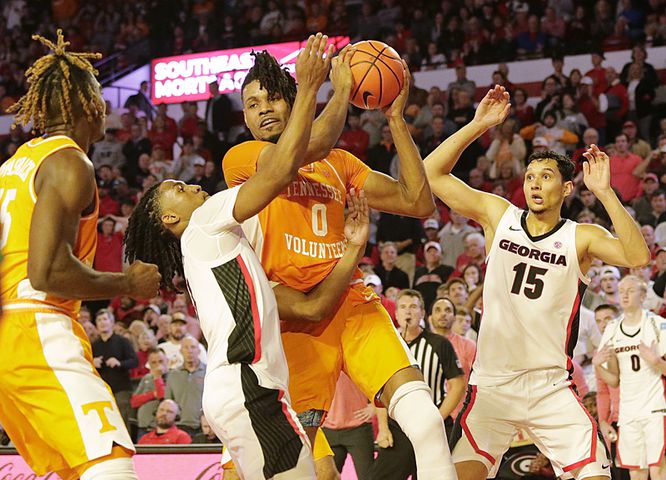 Georgia’s Silas Demary Jr. (left) guards the Tennessee Vols' Jonas Aidoo. Nell Carroll for the AJC