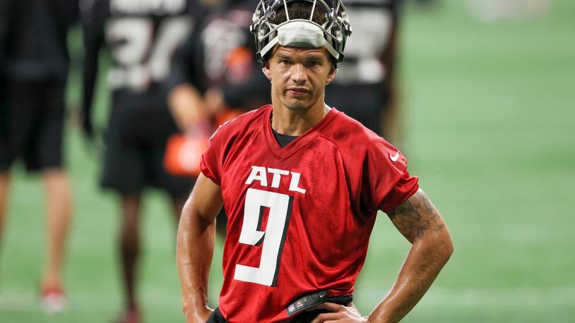 Falcons quarterback Desmond Ridder (9) takes a breather in between drills during minicamp at Mercedes-Benz Stadium, Tuesday, June 13, 2023, in Atlanta. (Jason Getz / Jason.Getz@ajc.com)