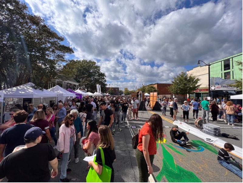 Crowds enjoy pavement art, crafts and food vendors at Marietta’s two-day Chalktoberfest festival. (Photo Courtesy of Jen Curtis/Fresh Take Georgia)