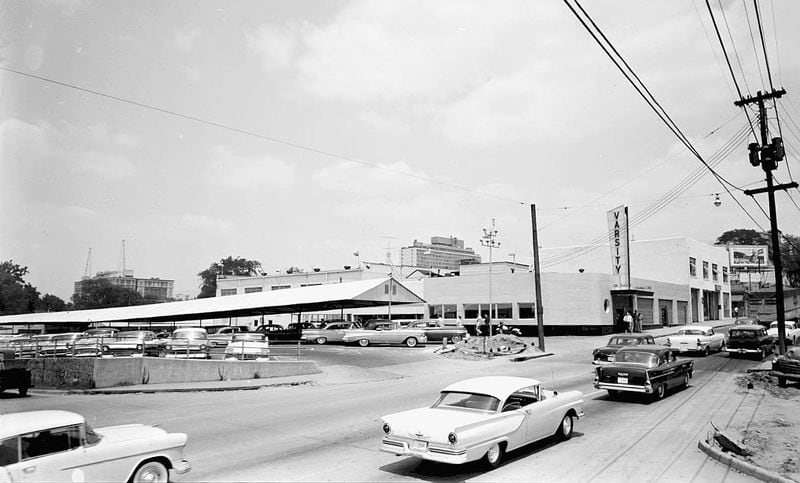 North Avenue with the Varsity in the background in July 1958. N06-059_aa, Tracy O'Neal Photographic Collection, 1923-1975, Photographic Collection. Special Collections and Archives, Georgia State University Library.