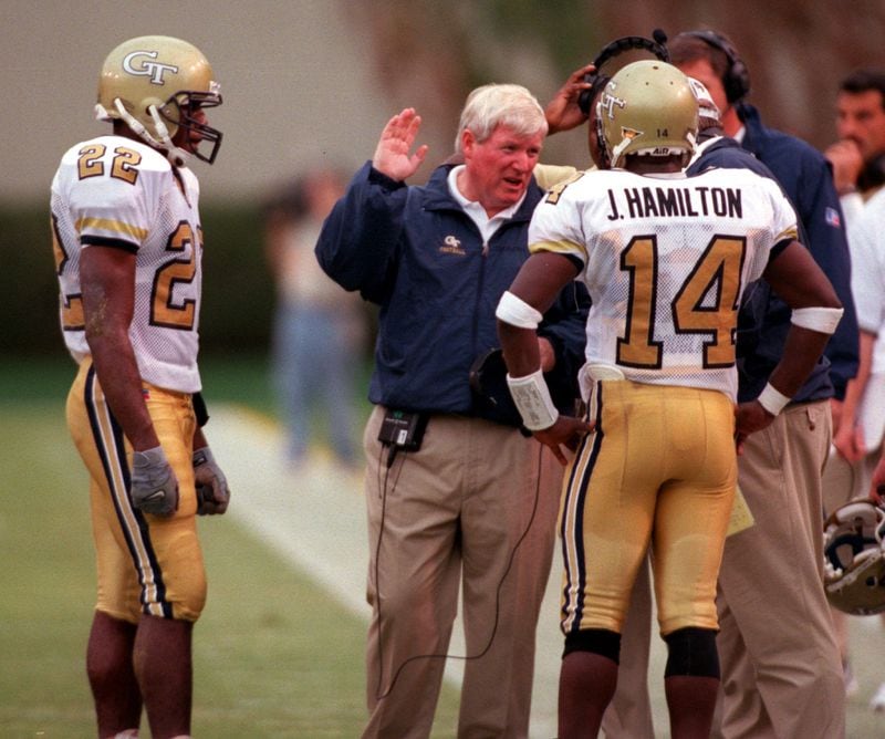 Georgia Tech coach George O'Leary talks with players during a game in 1999. (LEVETTE BAGWELL/AJC STAFF)