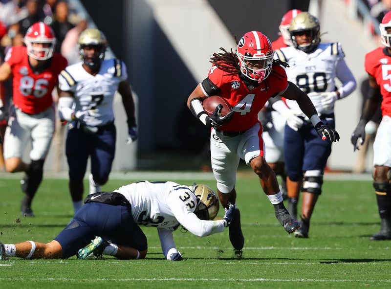 Georgia running back James Cook breaks off a 40-yard run against Charleston Southern during the first quarter in a NCAA college football game on Saturday, Nov. 20, 2021, in Athens.    “Curtis Compton / Curtis.Compton@ajc.com”