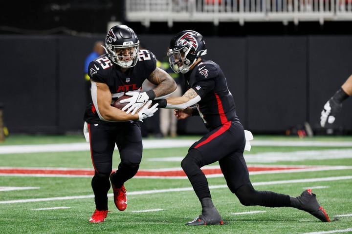 Falcons quarterback Desmond Ridder hands off the ball to running back Tyler Allgeier during the second quarter against the Buccaneers on Sunday in Atlanta. (Miguel Martinez / miguel.martinezjimenez@ajc.com)