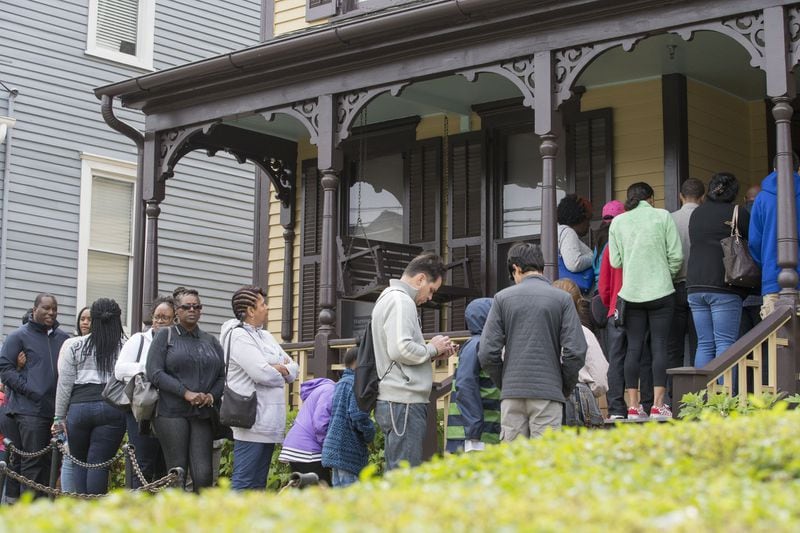 People stand in line outside of Martin Luther King Jr.’s birth home on Auburn Avenue Wednesday. Tours normally guided by park rangers were silent on Wednesday in observance of the anniversary of King’s assassination. ALYSSA POINTER/ALYSSA.POINTER@AJC.COM