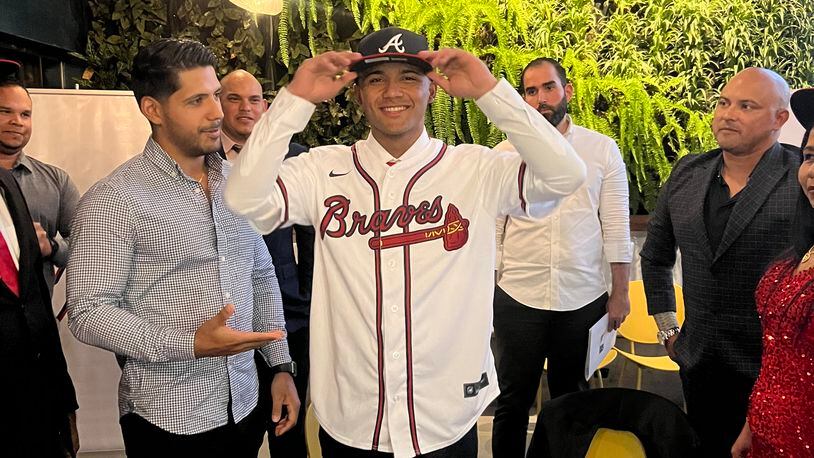 Outfielder Luis Guanipa, center, signed with the Braves on Jan. 15, 2023. Guanipa is an international signee from Venezuela. Jonathan Cruz, left, the director of Latin American scouting for the Braves, was instrumental in the signing of Guanipa. (Photo courtesy of the Atlanta Braves)