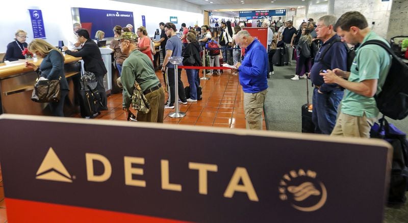 Passengers line up at the Delta counter at Palm Beach International Airport Monday morning, Dec. 18, 2017. South Florida airports had some delays on flights to Atlanta after Sunday night’s power outage at Hartsfield-Jackson International Airport. (Lannis Waters / The Palm Beach Post)