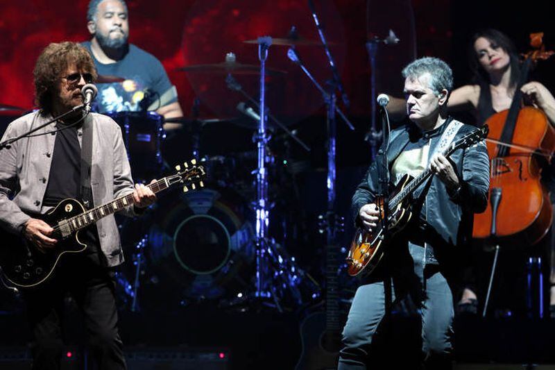 Jeff Lynne (left) and musical director Mike Stevens at a sold-out State Farm Arena on July 5, 2019. Photo: Robb Cohen Photography & Video /RobbsPhotos.com