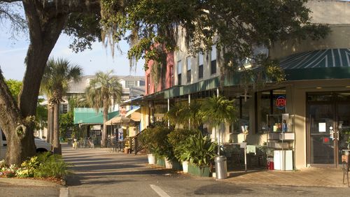 Tourists usually come to St. Simons Island to play golf, but the pristine salt marshes, abundant wildlife and historic sites make it more than just a resort for the sport of kings. C0769 St. Simons Island
