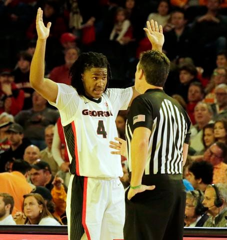 Georgia’s Silas Demary Jr. (4) talks to the ref about his foul call. Nell Carroll for the AJC