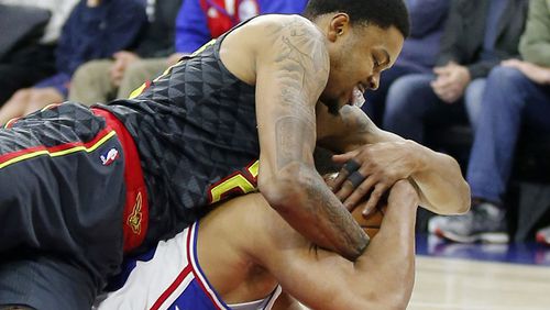 The Philadelphia 76ers’ Justin Anderson, bottom, is tied-up by the Atlanta Hawks’ Kent Bazemore during the third quarter on Wednesday, March 29, 2017, at the Wells Fargo Center in Philadelphia. The Hawks won, 99-92. (Yong Kim/Philadelphia Daily News/TNS)