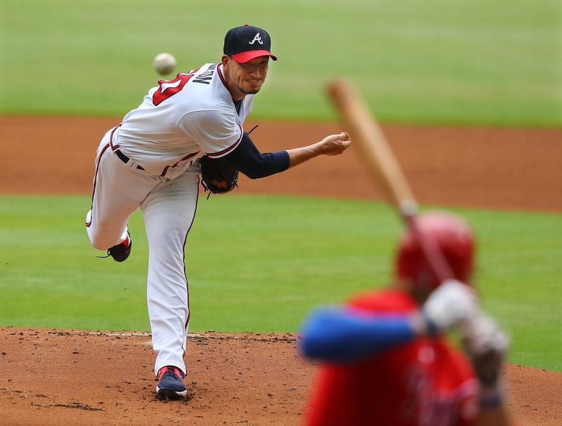 080322 Atlanta:  Atlanta Braves starting pitcher Charlie Morton delivers against the Philadelphia Phillies during the first inning of a MLB baseball game on Wednesday, August 3, 2022, in Atlanta.   “Curtis Compton / Curtis Compton@ajc.com