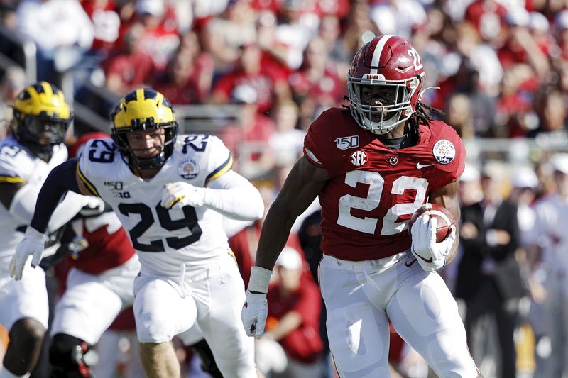 Najee Harris #22 of the Alabama Crimson Tide heads for the end zone. (Photo by Joe Robbins/Getty Images)
