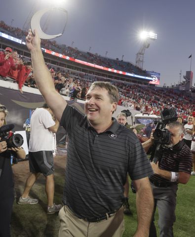 10/30/21 - Jacksonville - Georgia Bulldogs head coach Kirby Smart tips his hat to fans after the annual NCCA  Georgia vs Florida game at TIAA Bank Field in Jacksonville. Georgia won 34-7.  Bob Andres / bandres@ajc.com