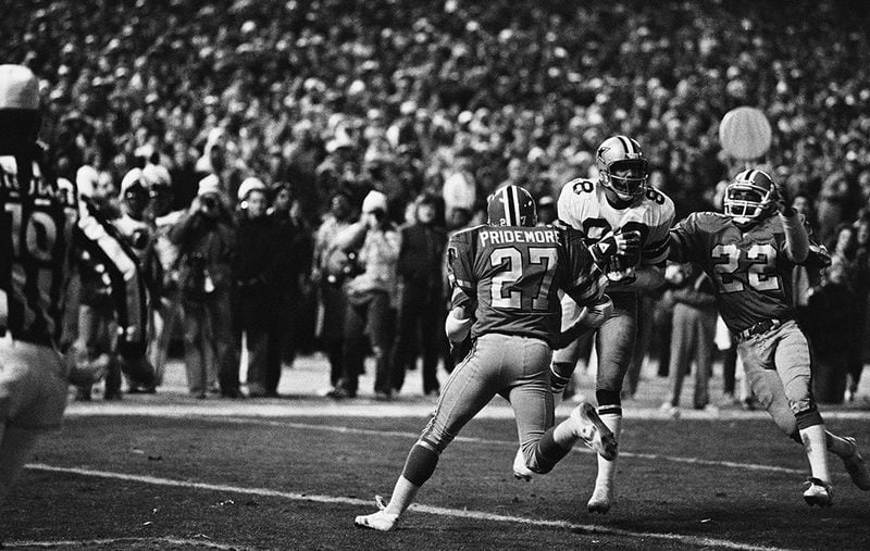Falcons' Tom Pridemore (27) and Rolland Lawrence (22) try but fail to stop Cowboys wide receiver Drew Pearson (88) catch a pass in the NFC divisional playoff game Jan. 5, 1981, in Atlanta. Pearson went on to score a touchdown, handing Dallas a 30-27 win in the final minutes. (AP)