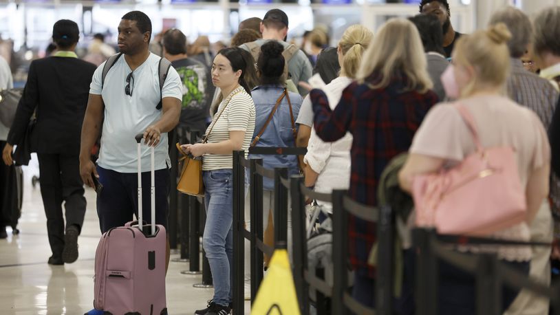 090722 Atlanta.: Passengers go through Main security Checkpoint for departures at Hartsfield-Jackson Domestic Airport, Wednesday, September 7, 2022, in Atlanta. (Jason Getz / Jason.Getz@ajc.com)
