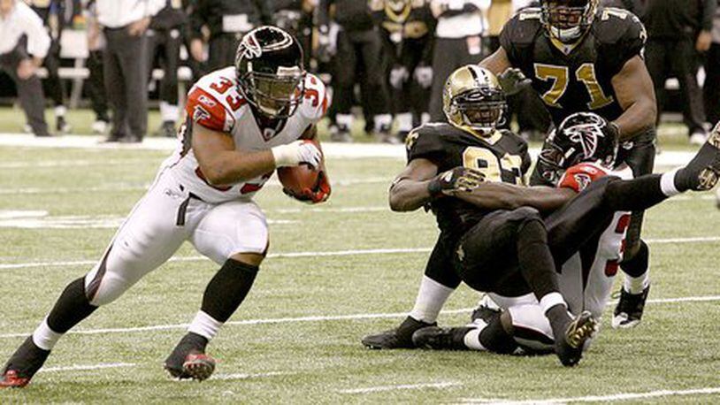 Falcons running back Michael Turner (33) breaks free to score the Falcons first touchdown on a five-yard run in the second quarter.