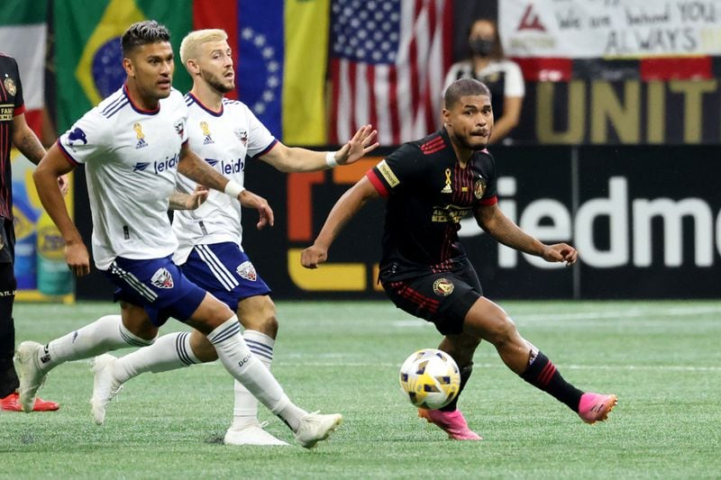Atlanta United forward Josef Martinez (7) controls the ball against D.C. United players during the second half Saturday, Sept. 18, 2021, at Mercedes-Benz Stadium in Atlanta. (Jason Getz/For the AJC)

