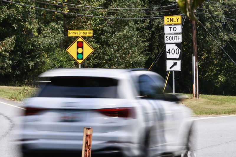 A view of a Ga. 400 southbound sign as seen from Dogwood Road and Grimes Bridge Road in Roswell.  (Natrice Miller / natrice.miller@ajc.com)