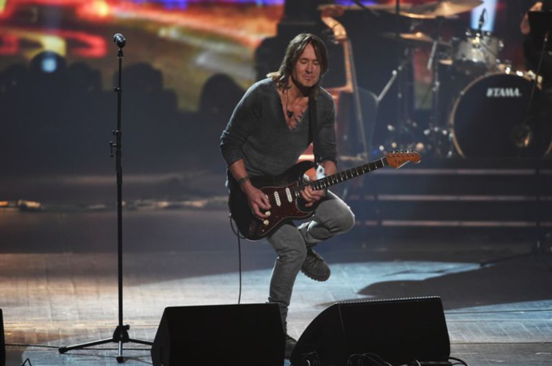  Keith Urban brought a loose "Second Hand News" to the stage. (Photo by Evan Agostini/Invision/AP)
