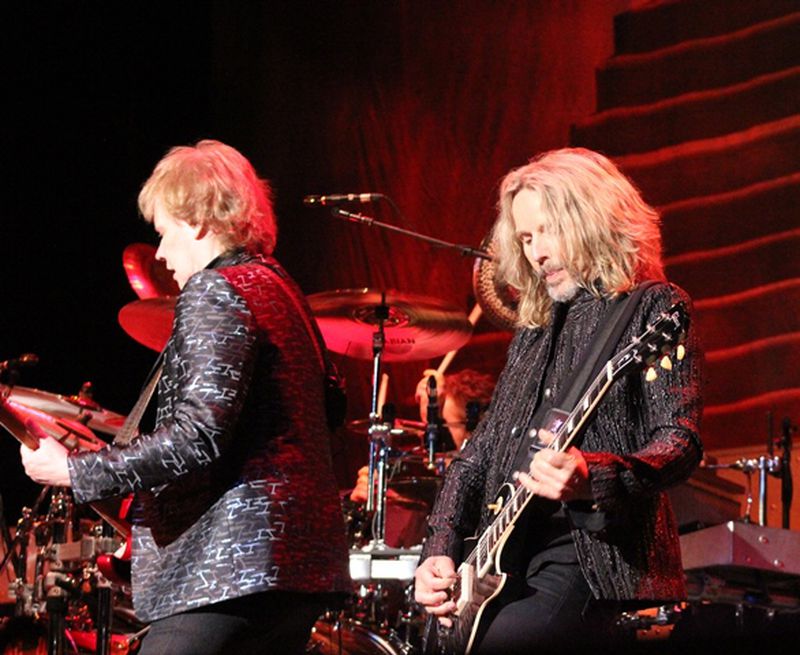  JY and Tommy Shaw share a riff. Photo: Melissa Ruggieri/AJC