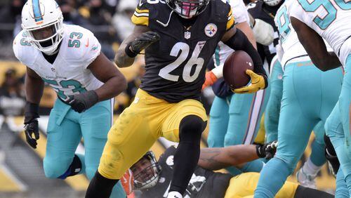 Pittsburgh Steelers running back Le'Veon Bell (26) runs tduring the second half of an AFC Wild Card NFL football game in Pittsburgh, Sunday, Jan. 8, 2017. (AP Photo/Don Wright)