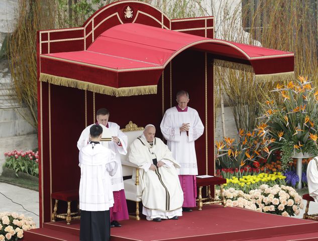 Photos: Pope Francis celebrates Easter Mass at the Vatican