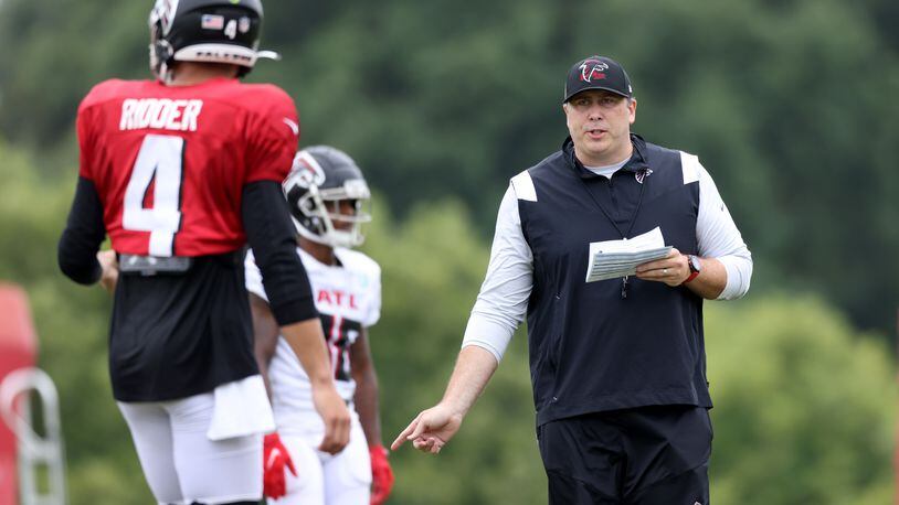 Atlanta Falcons head coach Arthur Smith, right, conducts practice as quarterback Desmond Ridder, left, is shown during training camp at the Falcons Practice Facility, Aug.1, 2022, in Flowery Branch, Ga. (Jason Getz / Jason.Getz@ajc.com)