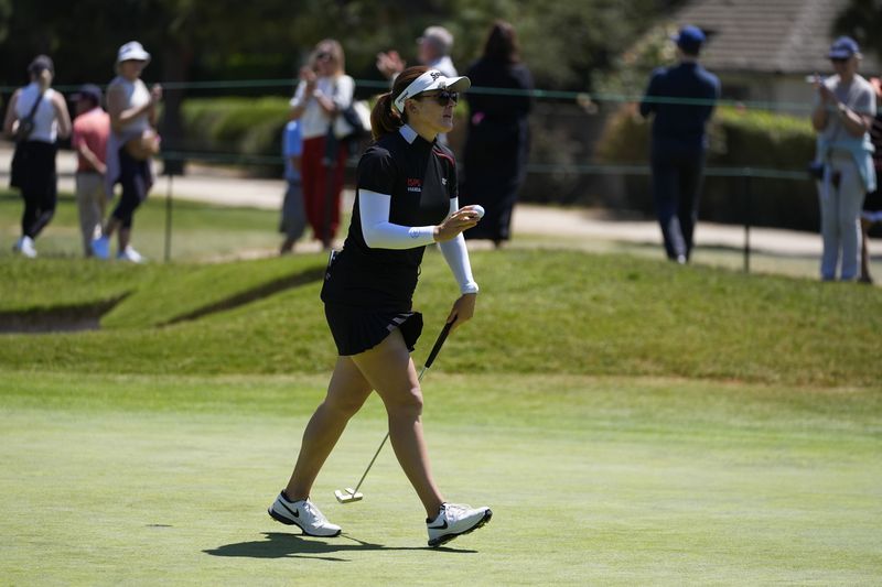 Hannah Green reacts after making a putt on the first green during the fourth round of the LPGA's JM Eagle LA Championship golf tournament at Wilshire Country Club, Sunday, April 28, 2024, in Los Angeles. (AP Photo/Ashley Landis)