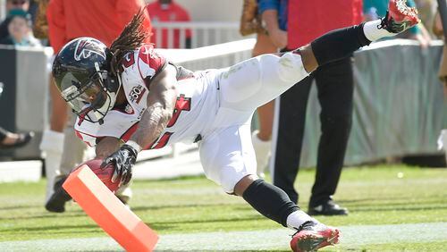 Running back Devonta Freeman reaches out to hit the pylon for the Falcons' first touchdown, the first time this season the offense scored a TD on the opening possession. (AP photo)
