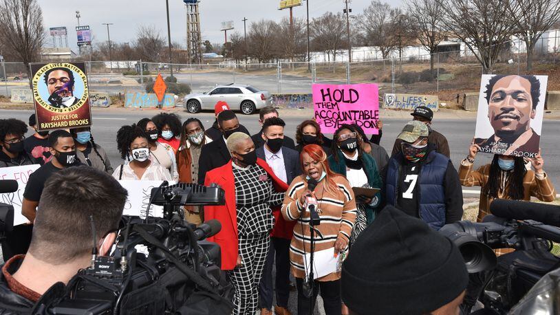 February 4, 2021 Atlanta - Rayshard Brooks' wife Tomika Miller speaks to members of the press as State Representative Erica Thomas (left) comforts her across street from the site of the Wendy's restaurant where an Atlanta Police Officer fatally shot Rayshard Brooks in June, on Thursday, February 4, 2021. The People's Uprising Task Force, a coalition of elected officials, organizers and activists, held a press conference at 1 p.m. Thursday to express their disappointment at newly elected Fulton County District Attorney Fani Willis' decision to turn over the charges stemming from the fatal shooting of Rayshard Brooks to the Georgia Attorney General's office. (Hyosub Shin / Hyosub.Shin@ajc.com)